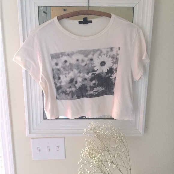 Forever 21 Tops - Forever21 cropped daisies graphic tee cream/black
